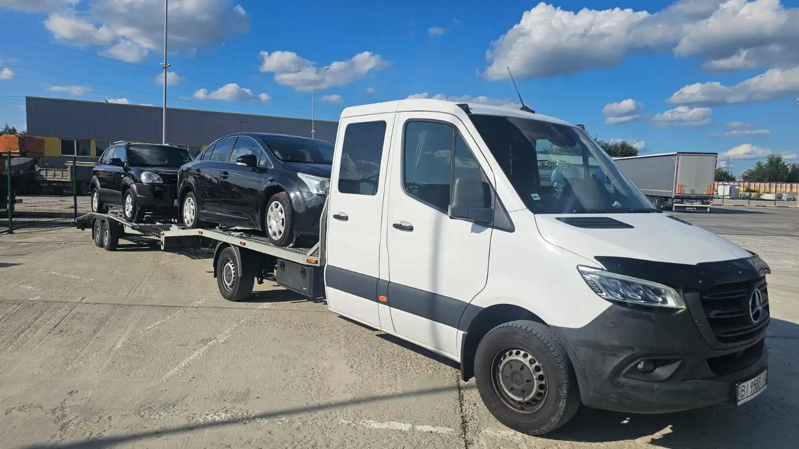 Евакуатор для перевезення легкового автомобіля